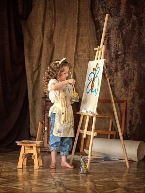 petite fille qui peint une toile sur un chevalet / visiondeco